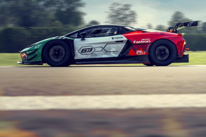 Versenyautó készül a hibrid Lamborghiniből 6