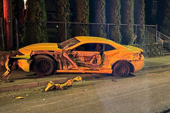 Ellopott egy tűzoltóautót, 14 parkoló autót gyalult le 6