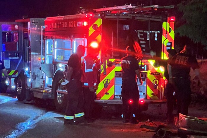 Elég durva tűz csapott fel Cegléden, 9 jármű kapott lángra