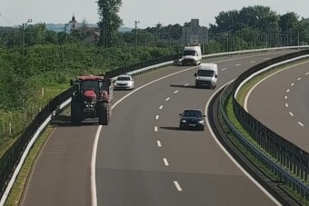 Traktor kóricált az M30-ason, a rendőrök tessékelték le