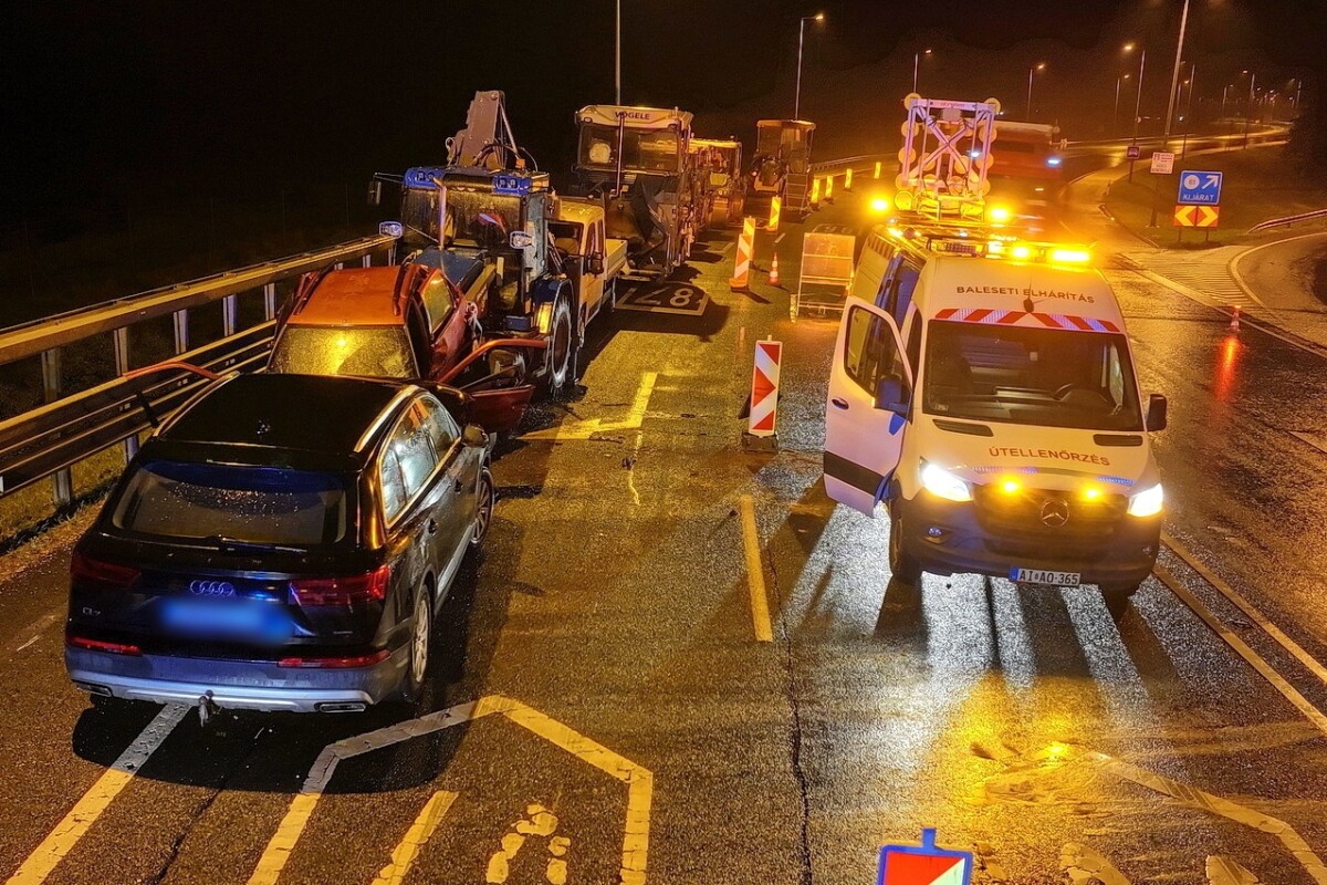 Forgalom elől elzárt területen parkoló autót taroltak le az M86-oson