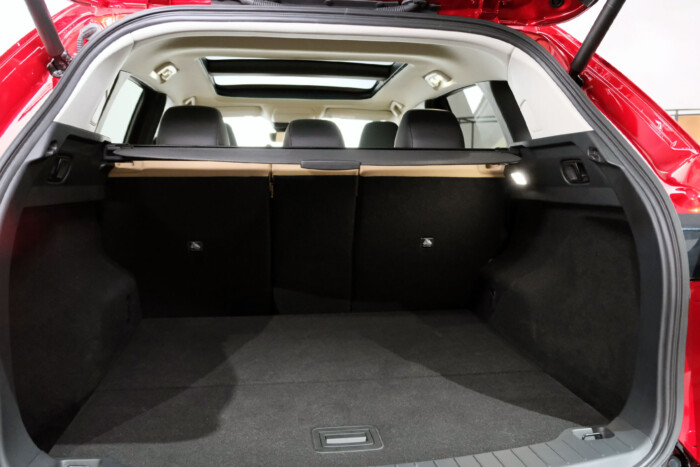 Megbízható szívó benzines autó jön Magyarországra 9