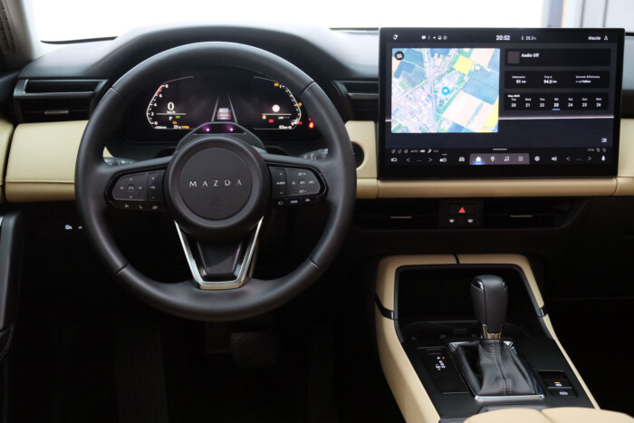 Megbízható szívó benzines autó jön Magyarországra 8