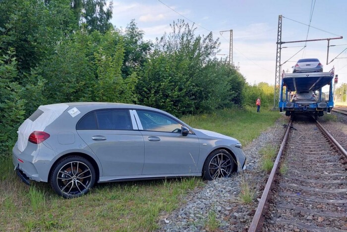 Leesett a vonatról az új autó, amit a fiatalok akartak ellopni 1 | Vezess Leesett a vonatról az új autó, amit a fiatalok akartak ellopni 1