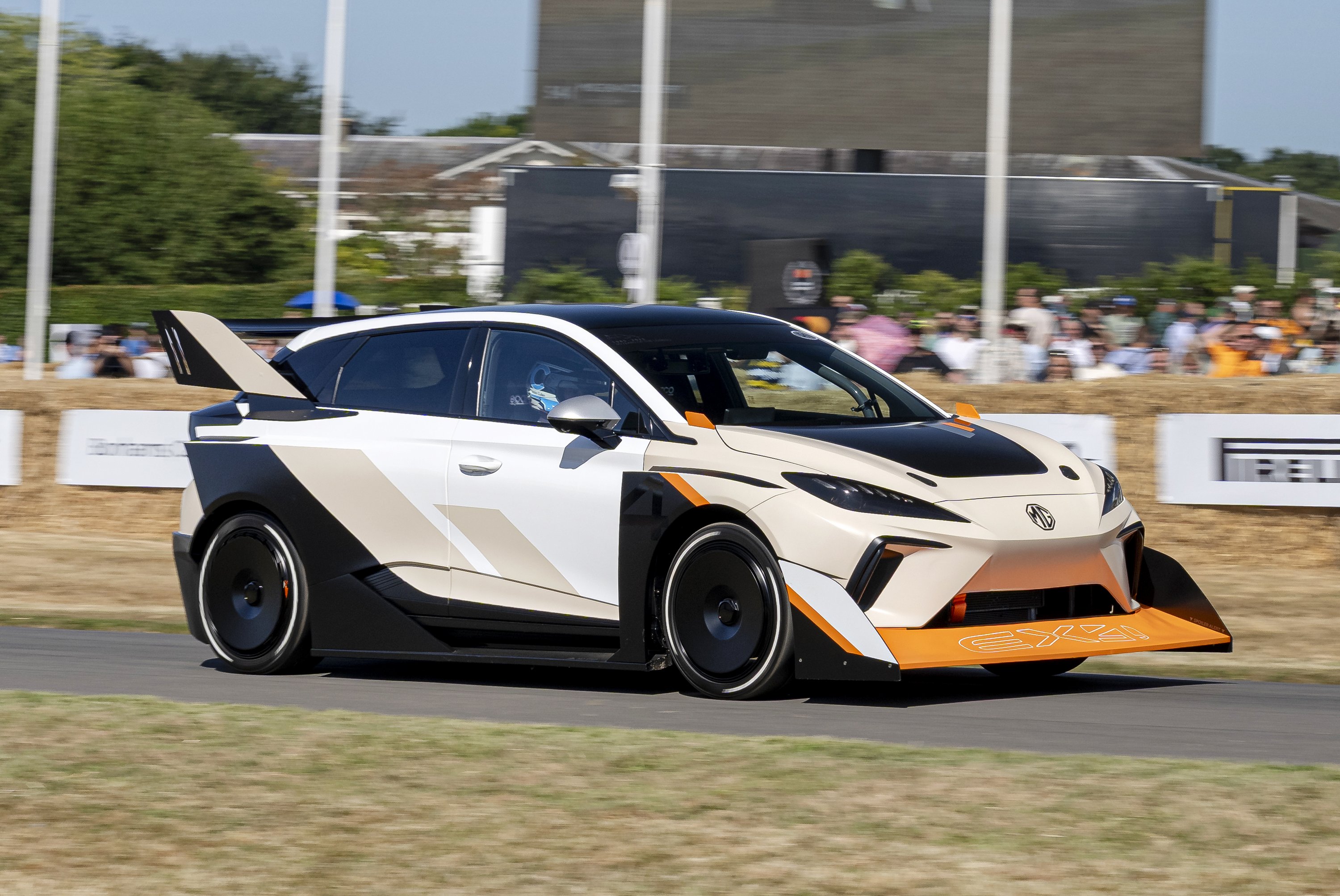 Átnyergel a prémiumra az olcsó autók gyártója? 9