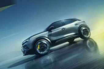 Itt az új Opel, amely csendben szaggatja az aszfaltot