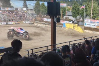Ugratás után szakadt ki egy monster truck kereke, amely a parkoló autók közé csapódott