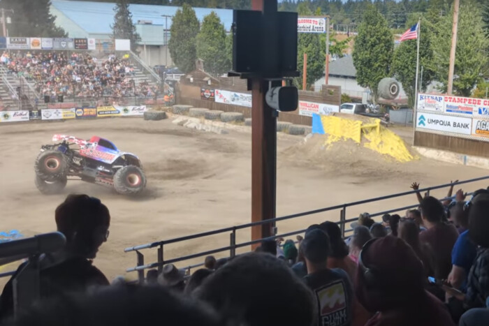 Ugratás után szakadt ki egy monster truck kereke, amely a parkoló autók közé csapódott