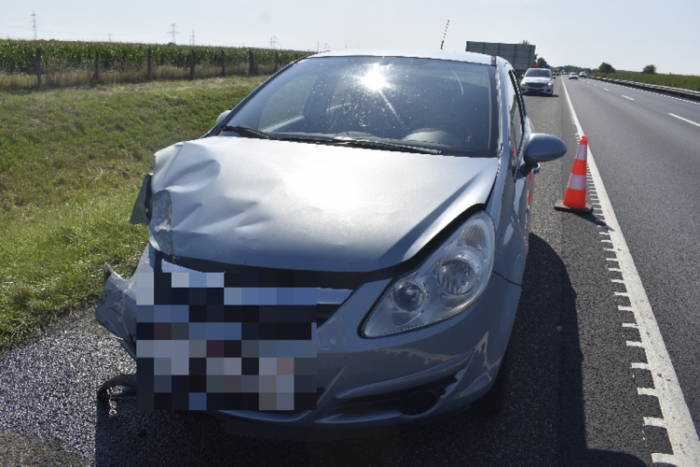 Részegen letarolt egy autót az M1-esen, majd elsétált