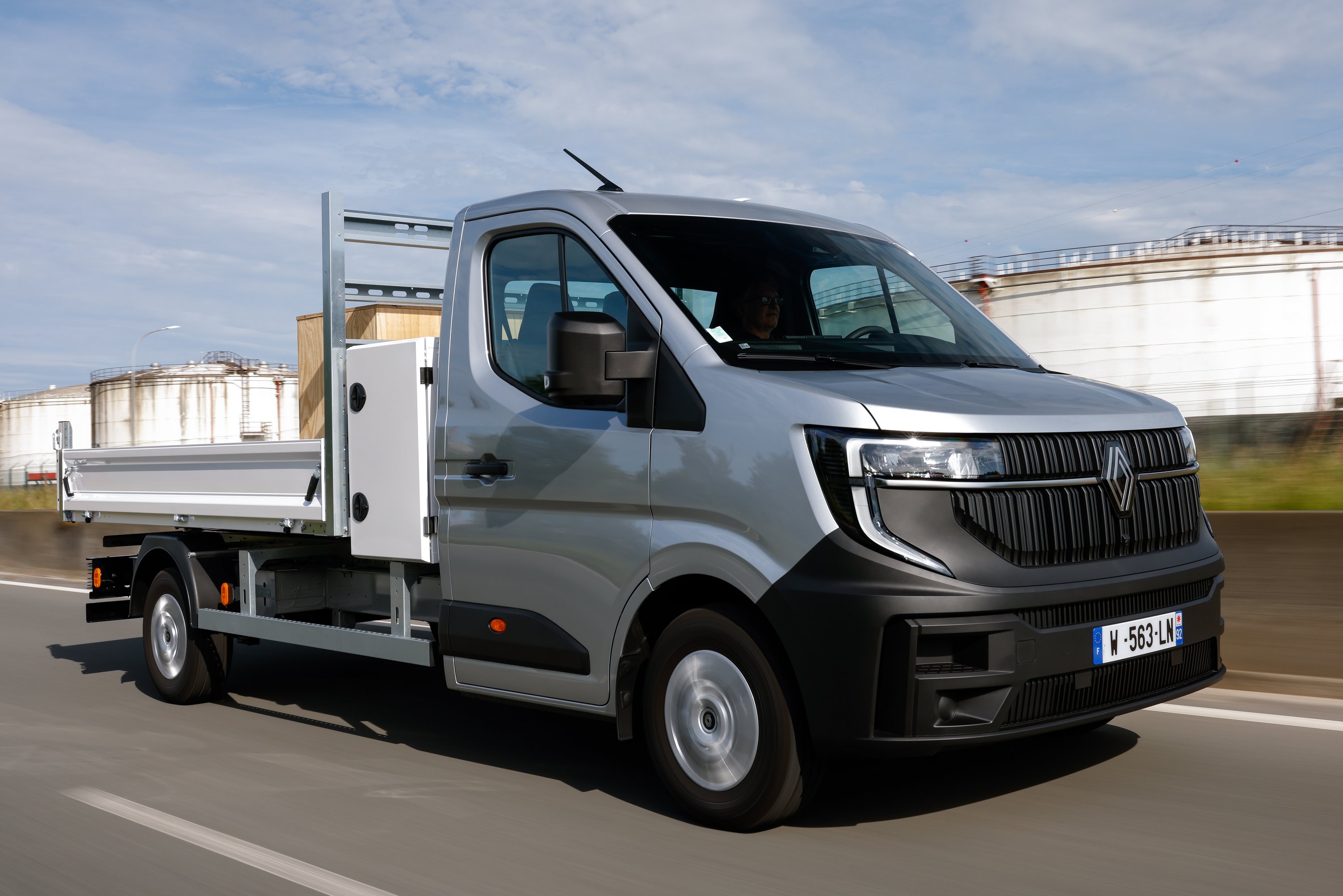 new-renault-master-blue-dci-tipper-1 | Vezess | Vezess