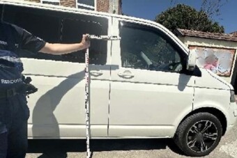 Leszorította, majd megütötte a biciklist, aki beintett neki