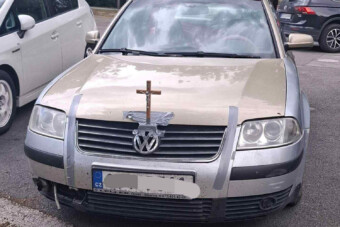 Ez a Passat már nem bízza a véletlenre, Jézus áldásával közlekedik