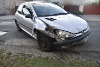 Részegen bepattant a Peugeot-ba, egy órán belül kétszer is balesetet okozott