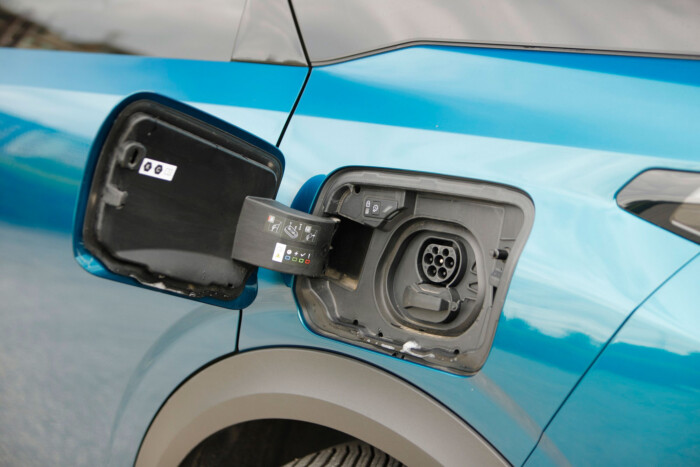 Milliárdokkal több ingyenpénzt adnak villanyautóra