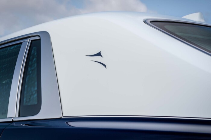 Barlangrajzokkal díszítettek egy Rolls-Royce-t