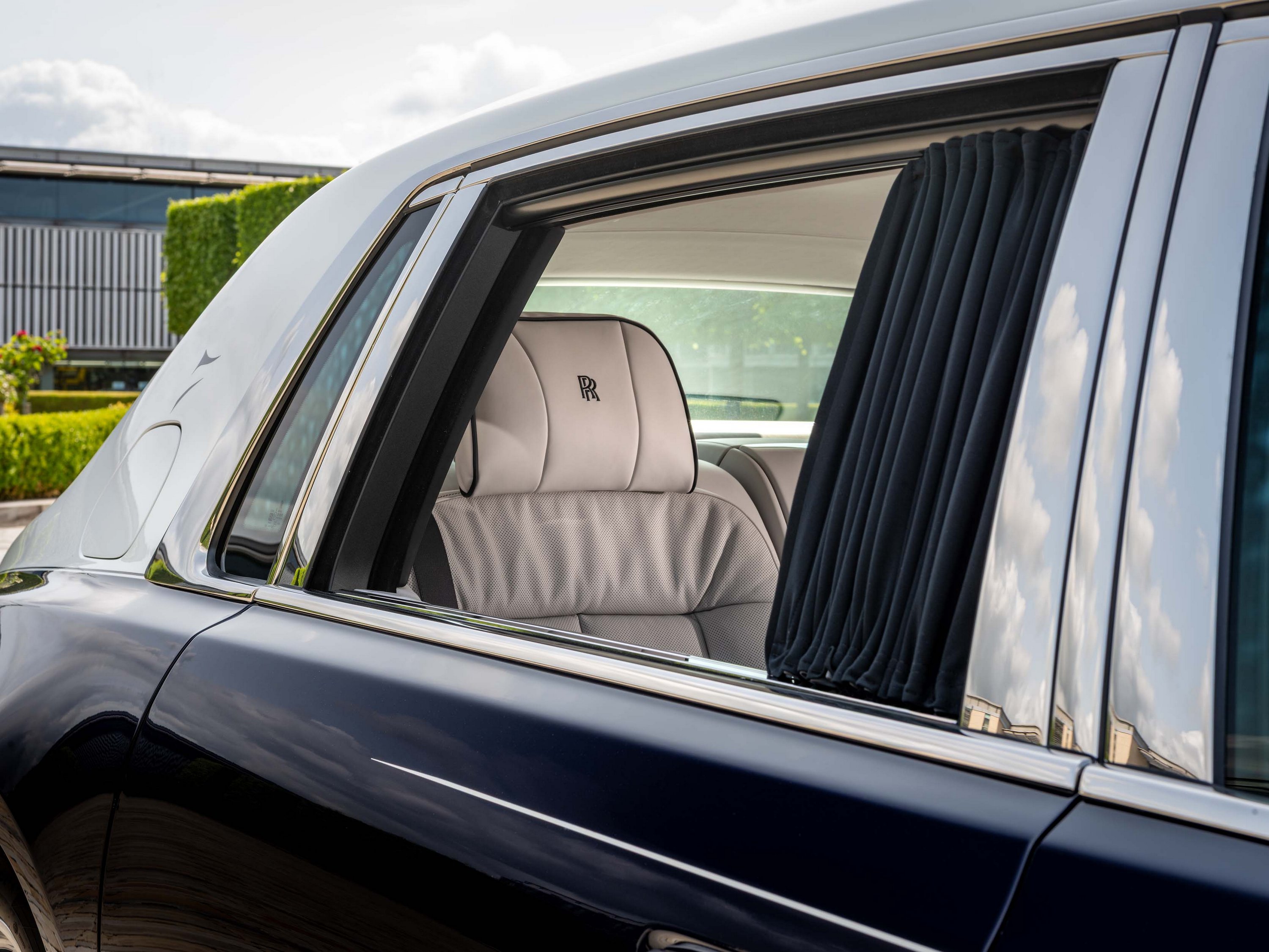 Barlangrajzokkal díszítettek egy Rolls-Royce-t 6 | Vezess Barlangrajzokkal díszítettek egy Rolls-Royce-t 6