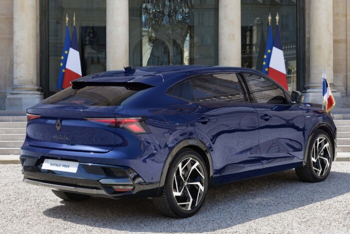 Csak fontos emberek ülhetnek ebbe a Renault-ba 6