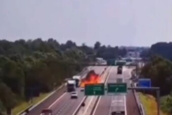 Tűzgolyóként csapódott az autópályába egy repülőgép