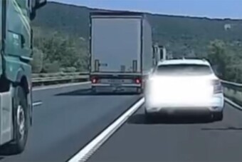 A leállósávban előzte a sort az M1-esen, óriási pofára esés lett belőle