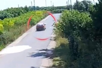 Sorsára hagyta a sérültet, a kocsit elrejtette a kukoricásban