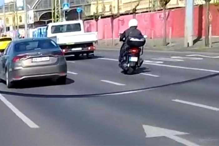 Videón, ahogy ámokfutó motorost kergettek a rendőrök Budapesten