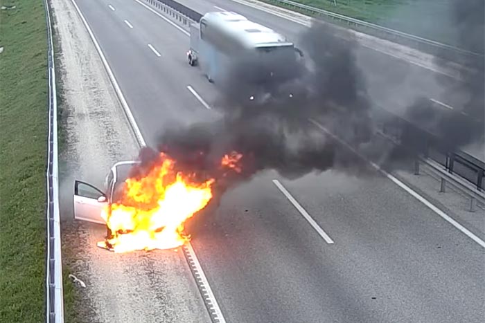 Többen is megállás nélkül hajtottak el egy lángoló autó mellett az M4-esen