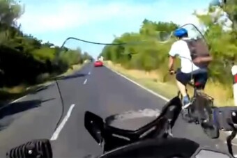 Jól megmutatta a balatoni rendőr egy biciklisnek, hol a helye