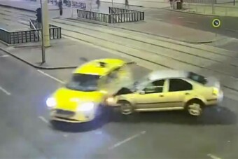 Videón az ütközéssel véget ért budapesti autós üldözés