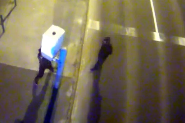 Videón, ahogy szétverték a traffipaxot a Váci úton