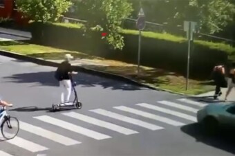 Elgázolták a zebrán átszáguldó borsodi rollerest