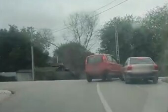 Alig bírta úton tartani a roncsot, amivel kilométereken át menekült a rendőrök elől