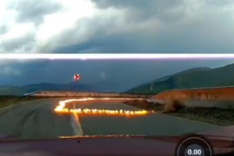 Közelebb nem is lehetett volna hozzá az autós, hogy belécsapjon a villám