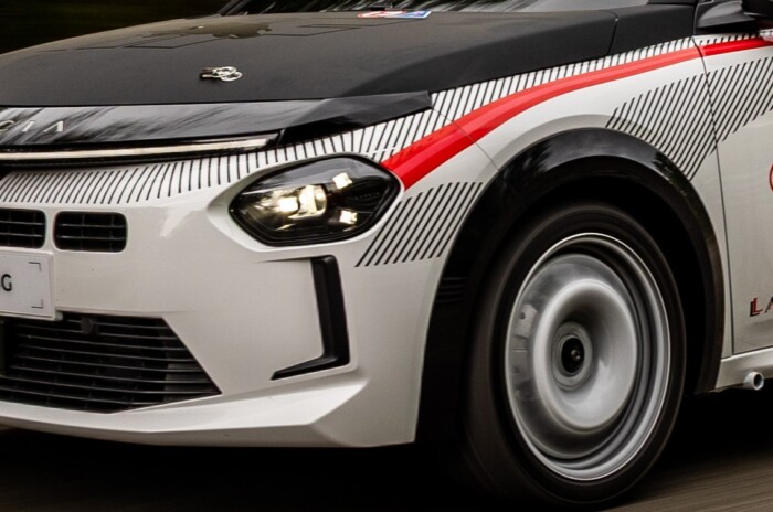 Olcsón vehetsz versenyautót a legendás gyártótól