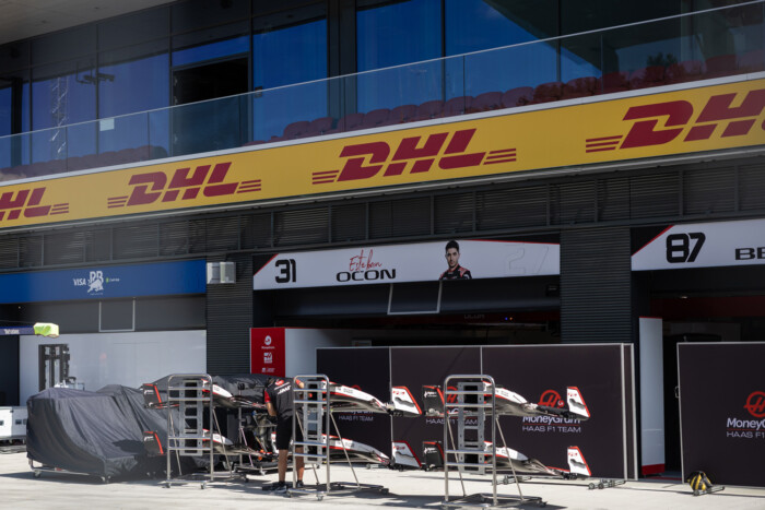 Nem csak a pilótákon múlik – 1400 tonnányi felszerelés érkezett a Hungaroringre 7