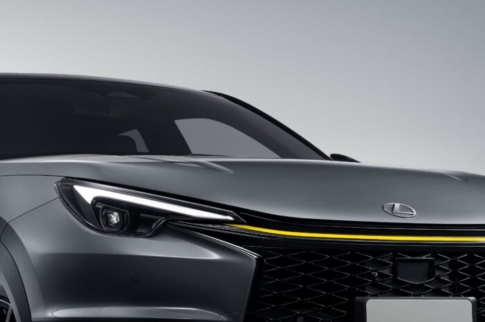 Besárgult az orra, így igazán durva a Lexus