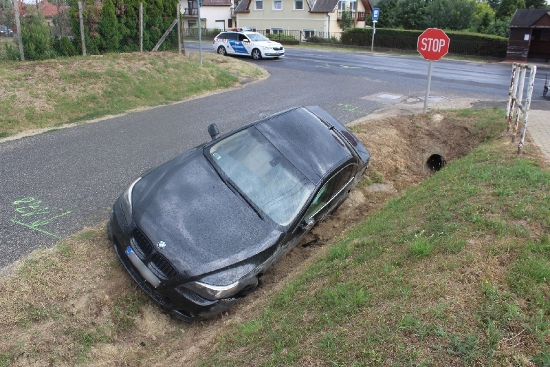 Betépve árokba hajtott, majd elfutott a zsaruk elől Kép