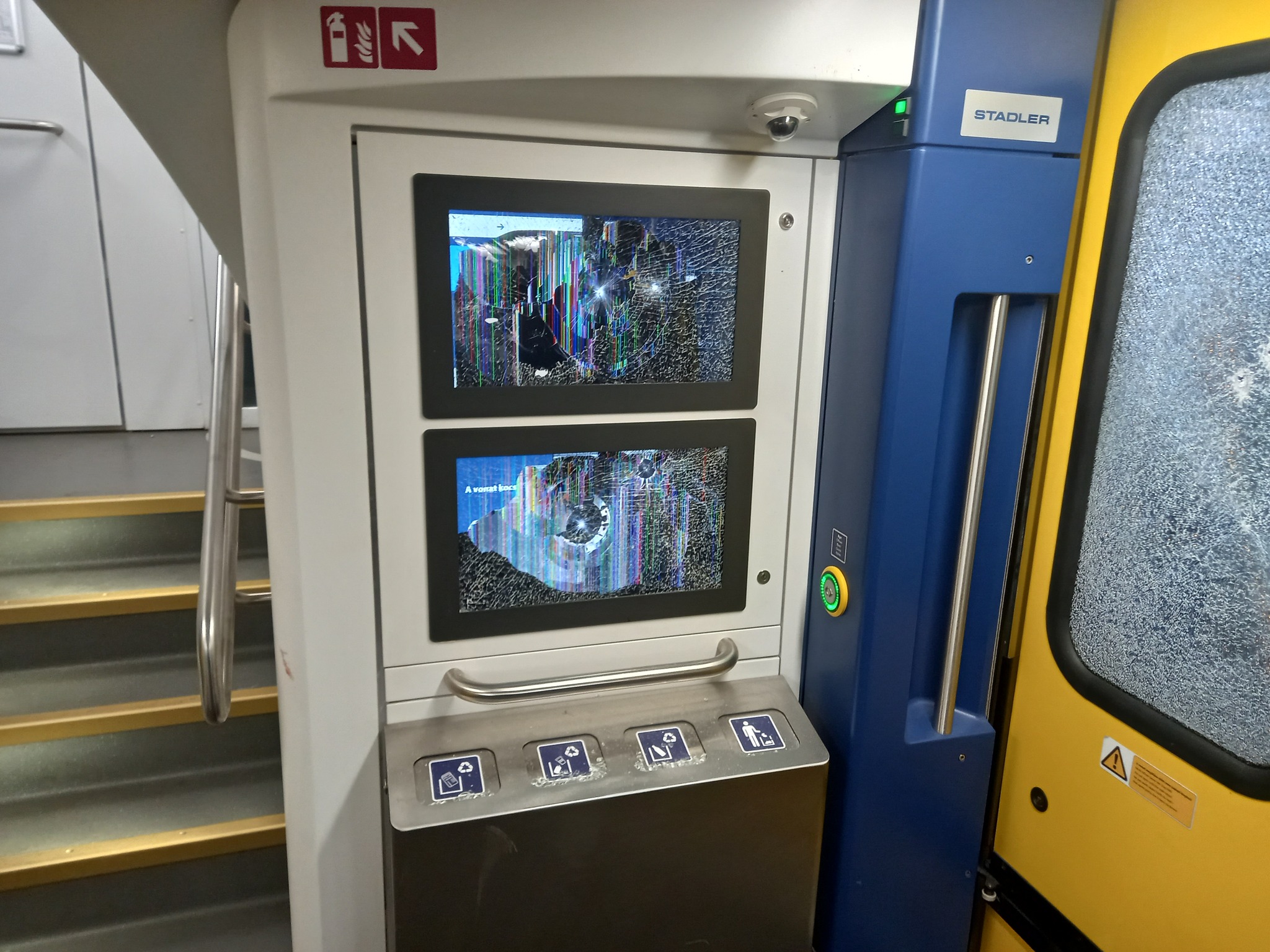 Szétverték a MÁV emeletes vonatát, 50 millió a kár 1 | Vezess Szétverték a MÁV emeletes vonatát, 50 millió a kár 1