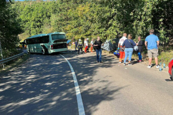 Álcázott BMW ütközött busszal a Mátrában, sokan megsérültek