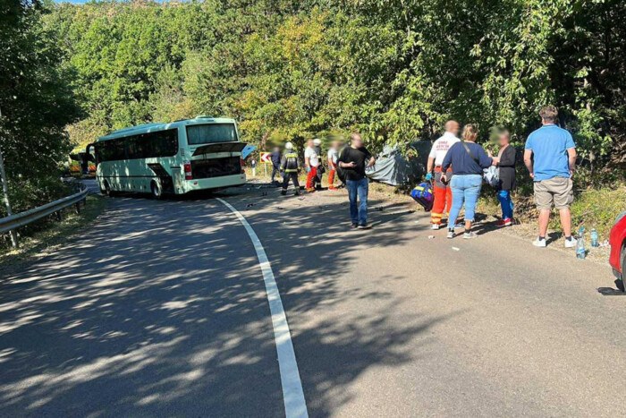 Álcázott BMW ütközött busszal a Mátrában, sokan megsérültek