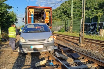 A sínekre hajtott Nagytéténynél, majd a kocsit hátrahagyva lelépett