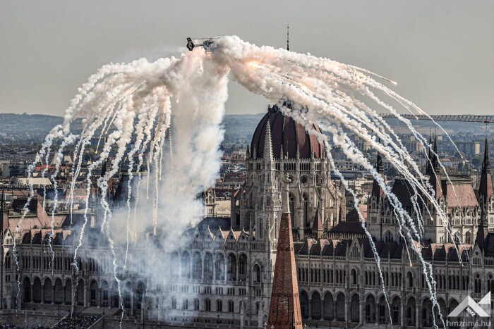 Csodás galéria mutatja a Duna felett parádézó vadászgépeket, helikoptereket 6
