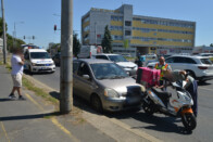 Videón, ahogy robogóval akart betörni az ügyészségre egy dühös nő 1