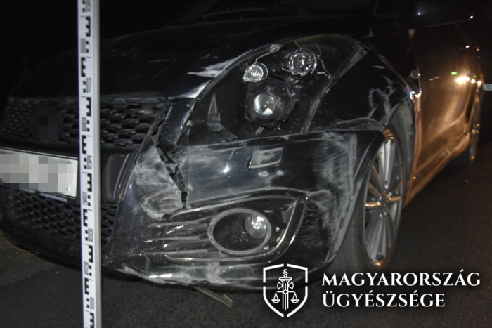 Strandon lopott slusszkulccsal kötötték el az autót, amit aztán össze is törtek 2