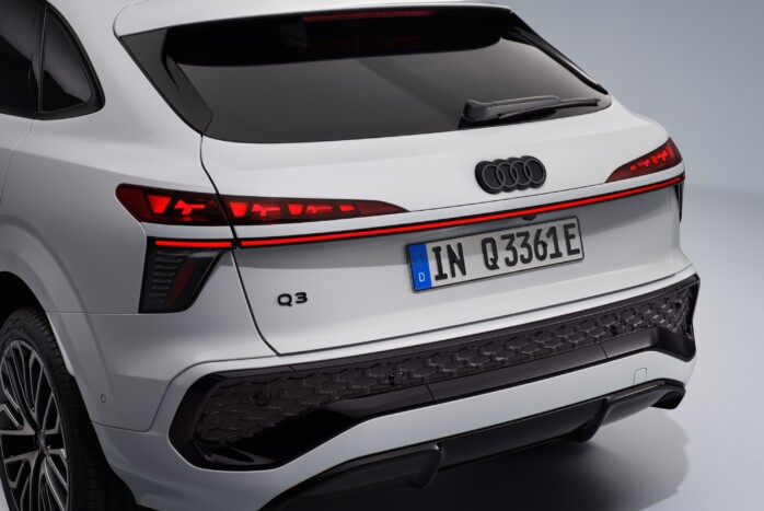 Már lapított tarkóval is van kompakt Audi SUV