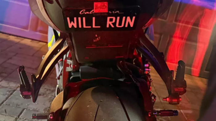 Pökhendi rendszámmal üzent a száguldó motoros, a rendőrök tudták, mit kell tenni 1 | Vezess Pökhendi rendszámmal üzent a száguldó motoros, a rendőrök tudták, mit kell tenni 1