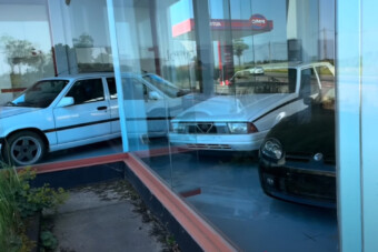 Családi tragédia miatt zárt be, azóta megfagyott az idő az autószalonban