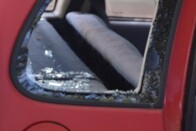 Szétverték a defektes autót a vandálok Jászberény mellett 1