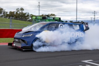 Ferrariknál, Porschéknél gyorsabb ez a furgon