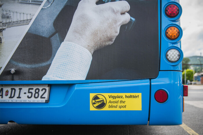 Ki a hibás? Aki a jármű holtterében van, vagy aki nem ellenőrzi azt?