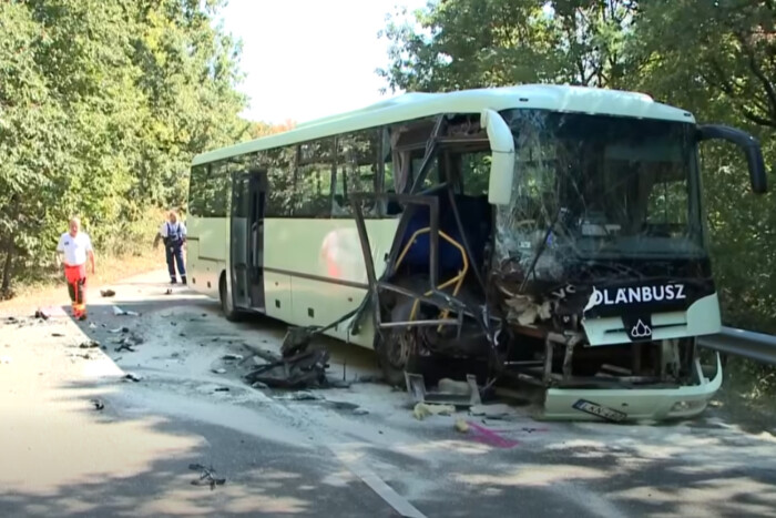 Videón az álcázott BMW-vel ütközött Volánbusz, többen kiestek belőle
